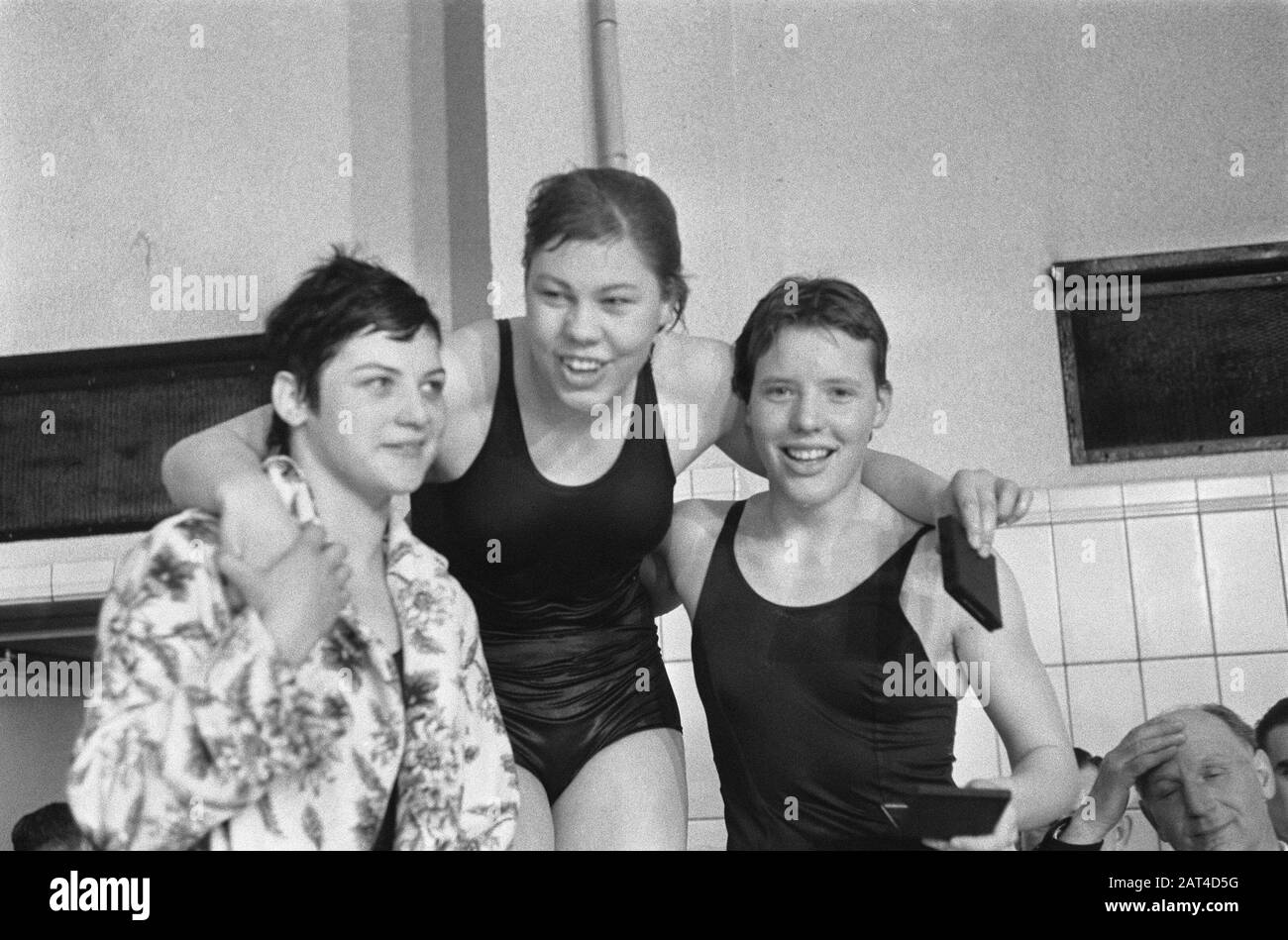 Gare internazionali di nuoto a Brema, Klenie Bimolt, Martha Hoffman, F. Looys Data: 8 marzo 1964 Località: Brema, Germania Parole Chiave: Competizioni, nuoto Nome Persona: Bimolt, Klenie; Hoffman, Martha; Looys, F. Foto Stock