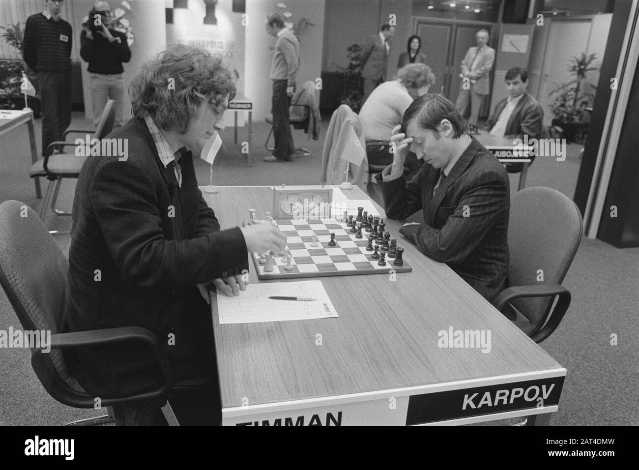 Torneo di Scacchi Interpolis dodicesimo turno; Anatoli Karpov (a destra) contro Jan Timman. Sullo sfondo Ljubomir Ljubojević. Data: 3 novembre 1986 Parole Chiave: Scacchi, tornei Nome personale: Karpov, Anatoli Foto Stock