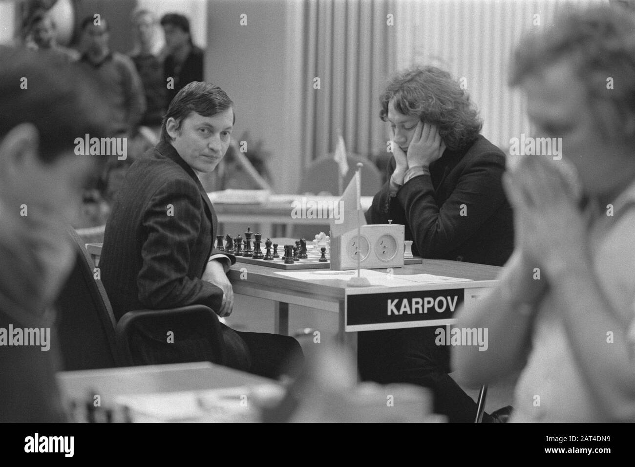 Torneo di Scacchi Interpolis dodicesimo turno; Karpov (l) a Timman Data: 3 novembre 1986 Parole Chiave: Scacchi, tornei Nome personale: Karpov, Anatoli Foto Stock