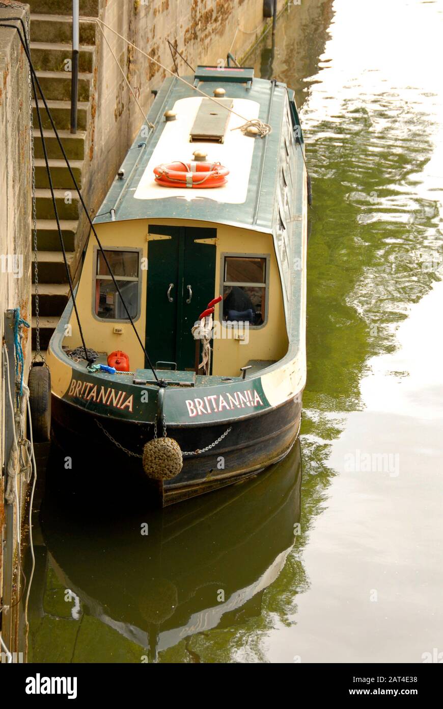 Imbarcazione stretta ormeggiata da lunghi gradini, bagno Foto Stock