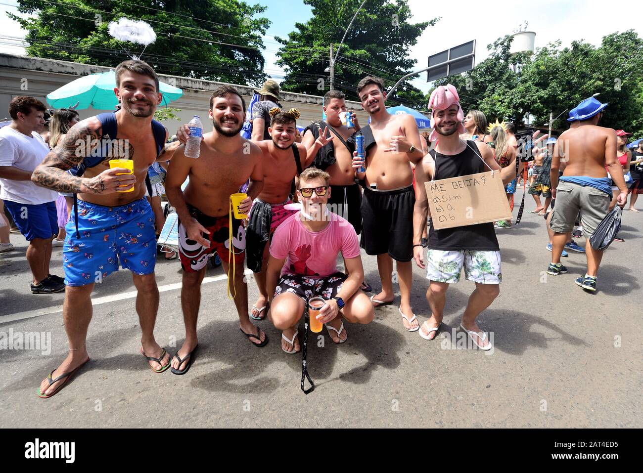 Brasile - 5 marzo 2019: Gli amici godono di una festa di Carnevale di strada tenutasi a Rio de Janeiro. Il Carnevale in Brasile è tra i migliori carnevali del mondo. Foto Stock