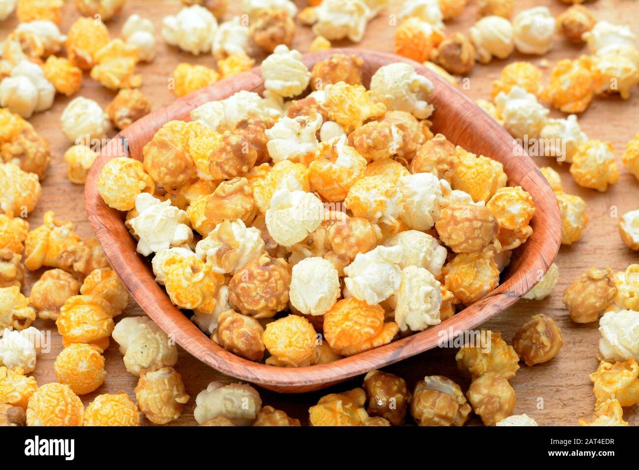 Caramello popcorn in ciotola sul tavolo Foto Stock