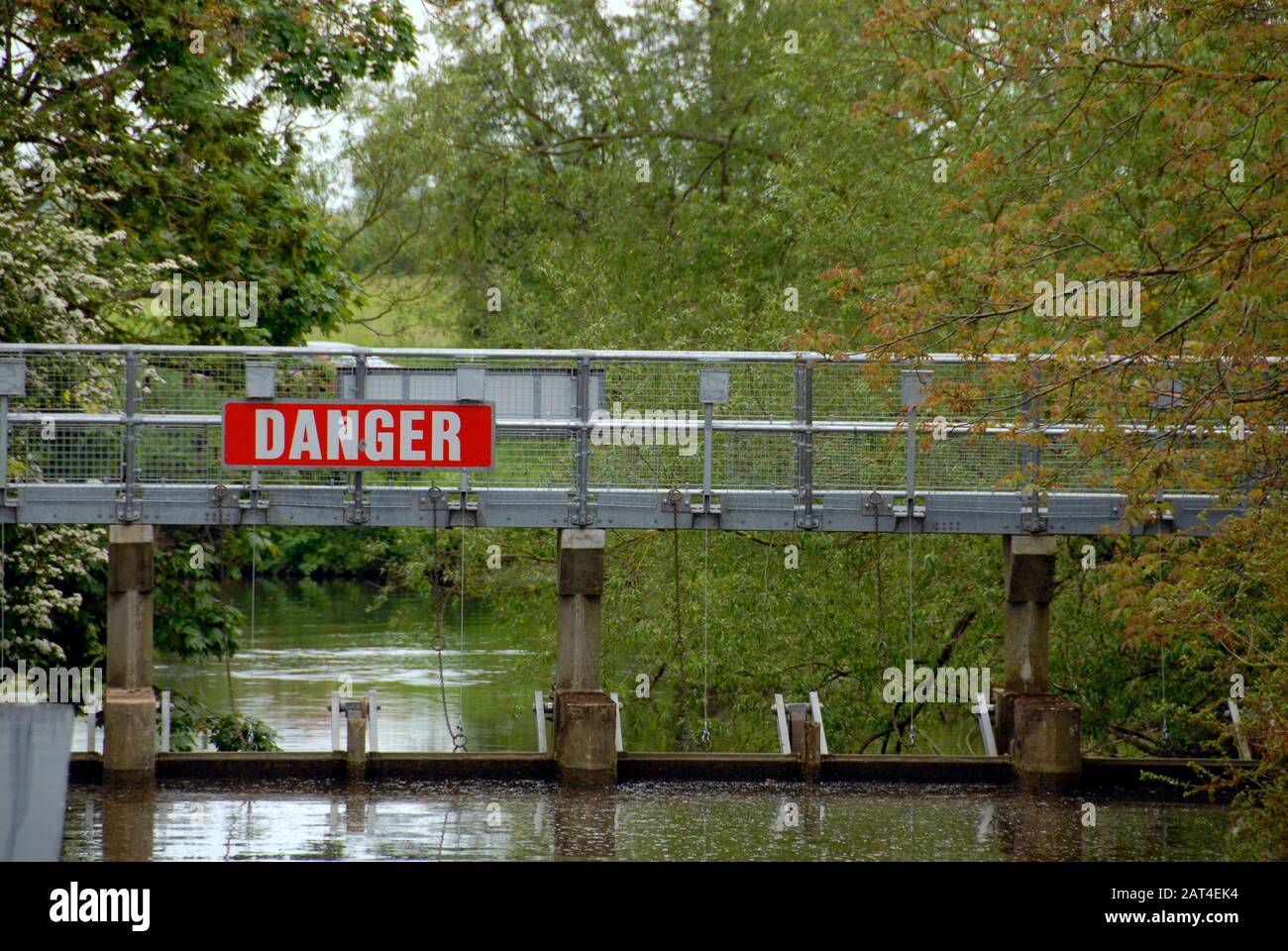 Prominente 'danger' segno dal pericolo sul fiume Foto Stock
