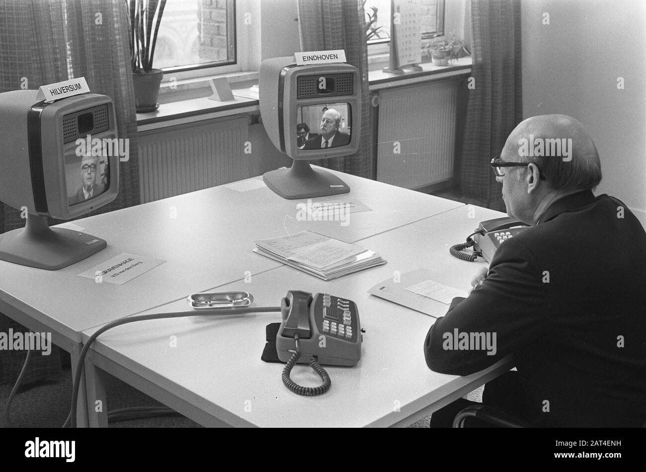 Dimostrazione del videotelefono a l'Aia Ir. D. van den Berg, (direttore capo degli affari tecnici del PTT) durante la manifestazione in conversazione con la Ir. F.Leopold, collaboratore scientifico di Philips ( right) e Ir. L.J.W. van Loon, project leader image Telephony of the PTT (left) Data: 7 marzo 1974 Località: L'Aia, Zuid-Holland Parole Chiave: Sistemi di comunicazione, dimostrazioni, telefoni Nome personale: Berg, D. van den, Leopold, F., Loon, L.J. W. van Institutionname: PTT Foto Stock