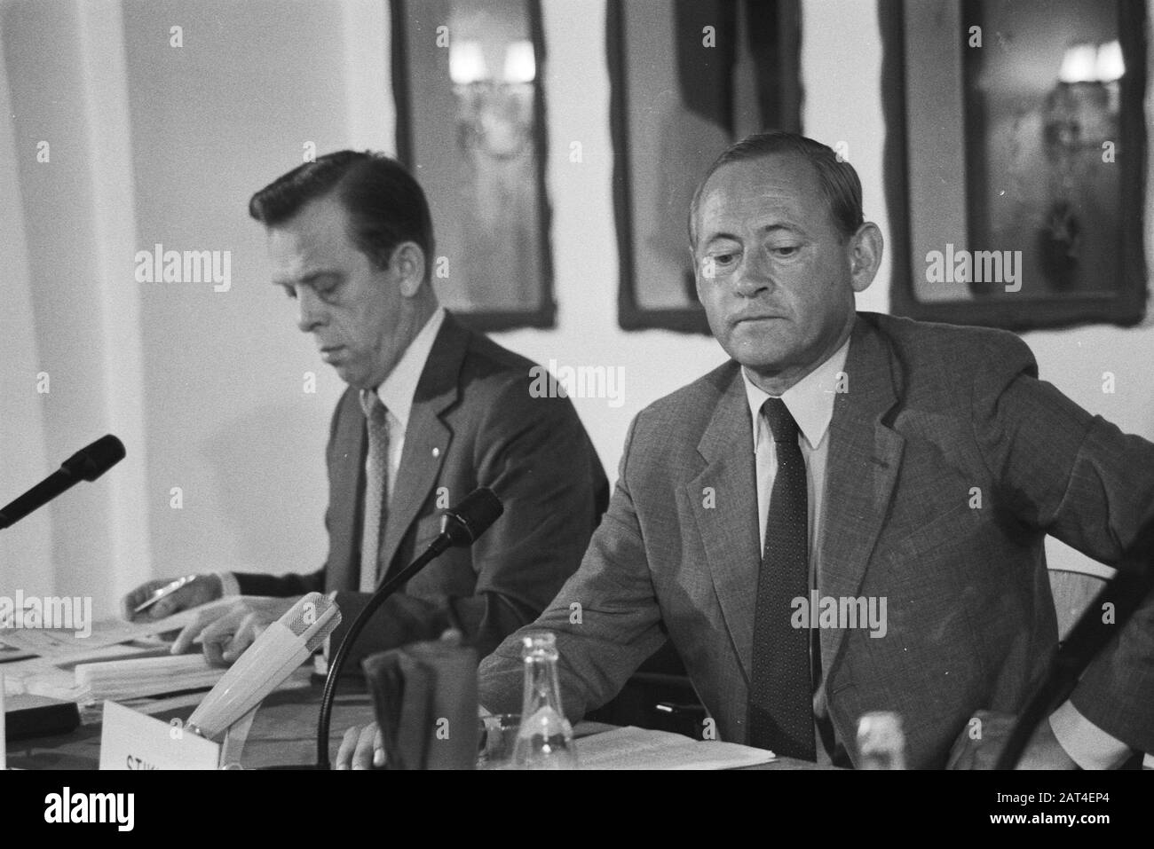 Conferenza stampa a Rijn Schelde Verolme sulla situazione nella società Ir. A. Stikker, Presidente del Consiglio di Amministrazione con la sinistra Van Rijn del Consiglio di Amministrazione Data: 19 ottobre 1982 Parole Chiave: Membri del Consiglio di Amministrazione, conferenze stampa, presidenti Nome personale: Stikker, A. Foto Stock