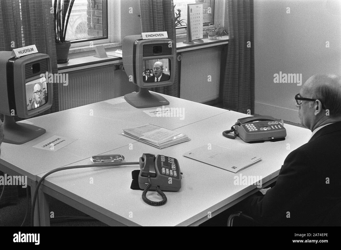 Dimostrazione del videotelefono a l'Aia Ir. D. van den Berg, (direttore capo degli affari tecnici del PTT) durante la manifestazione in conversazione con la Ir. F.Leopold, collaboratore scientifico di Philips ( right) e Ir. L.J.W. van Loon, project leader image Telephony of the PTT (left) Data: 7 marzo 1974 Località: L'Aia, Zuid-Holland Parole Chiave: Sistemi di comunicazione, dimostrazioni, telefoni Nome personale: Berg, D. van den, Leopold, F., Loon, L.J. W. van Institutionname: PTT Foto Stock
