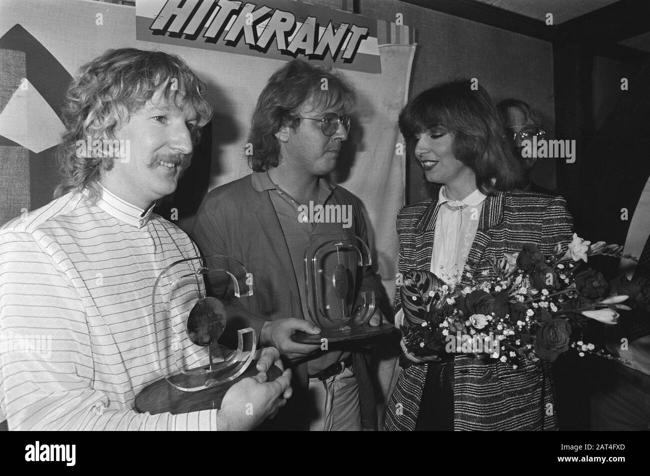 Premi Wheelbarrow e Conamus Prezzo all'esportazione durante la mostra radiofonica Open House Jaap Eggermont e Martin Duiser Annotazione: A destra con i fiori: Jerney Kaagman. Dietro la sua Lex Harding Data: 31 dicembre 1981 luogo: Loosdrecht Parole Chiave: Musica, premi, programmi radiofonici Nome personale: Duiser, Martin, Eggermont, Jaap, Harding, Lex, Kaagman, Jerney Foto Stock