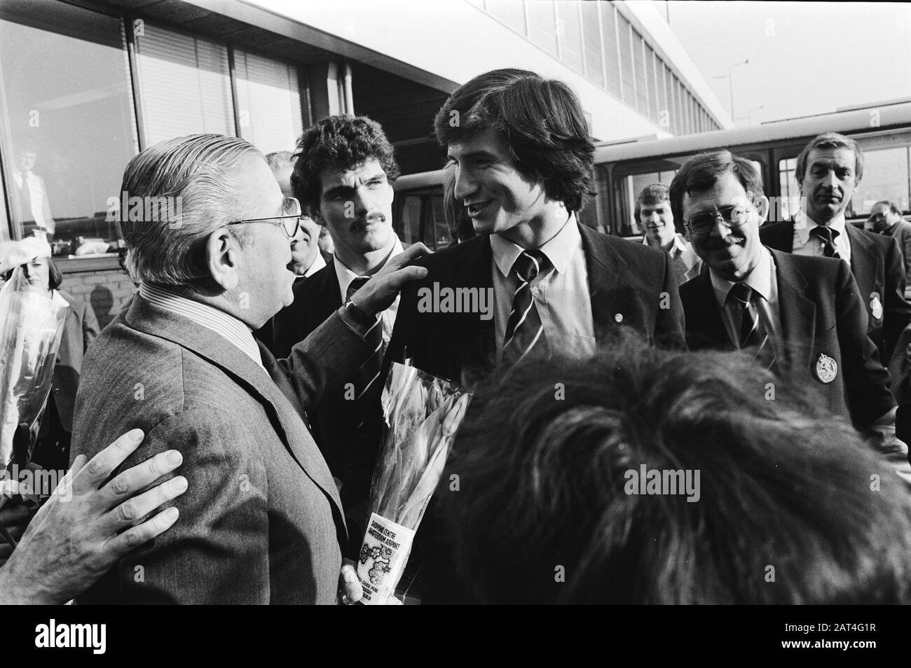 Squadra olandese a Schiphol, ritorno dal GDR Jaap van Prague (l) saluta Tscheu la Ling, Michel medio del Kortut Annotation: Right match segretaria KNVB Jan Huijbregts Data: 22 Novembre 1979 posizione : Schiphol Parole Chiave: Arrivo e partenza, sport, calcio, calciatori Nome personale: Korput, Michel van de, Ling, Tscheu la, Praga, Jaap van Foto Stock