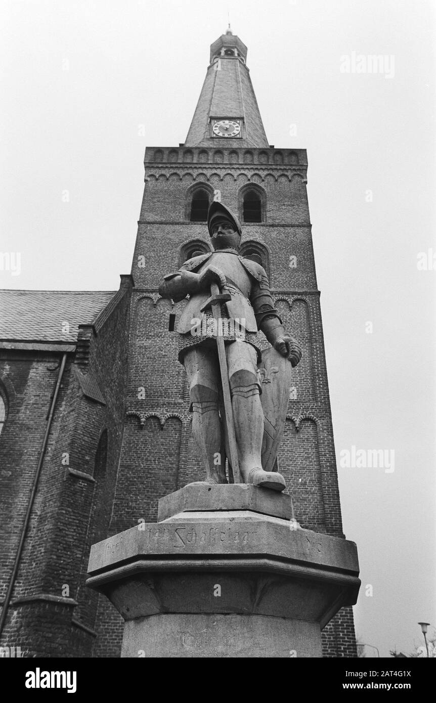 Anno di apertura ufficiale di Jan van Schaffelaar a Barneveld. Una statua di fronte alla torre Riformata Chiesa a Barneveld nel 1482 Data: 5 gennaio 1982 luogo: Barneveld Parole Chiave: Statue, torri Nome personale: Jan van Schaffelaar Foto Stock