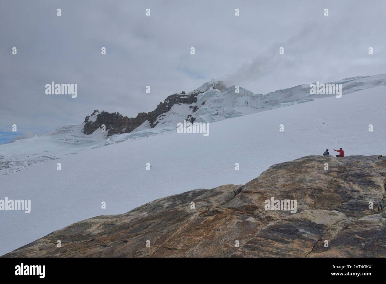 Arrampicatori Che Si Affacciano Sul Ghiacciaio Del Ritacuba, Il Parco Nazionale El Cocuy, Boyaca, Colombia Foto Stock