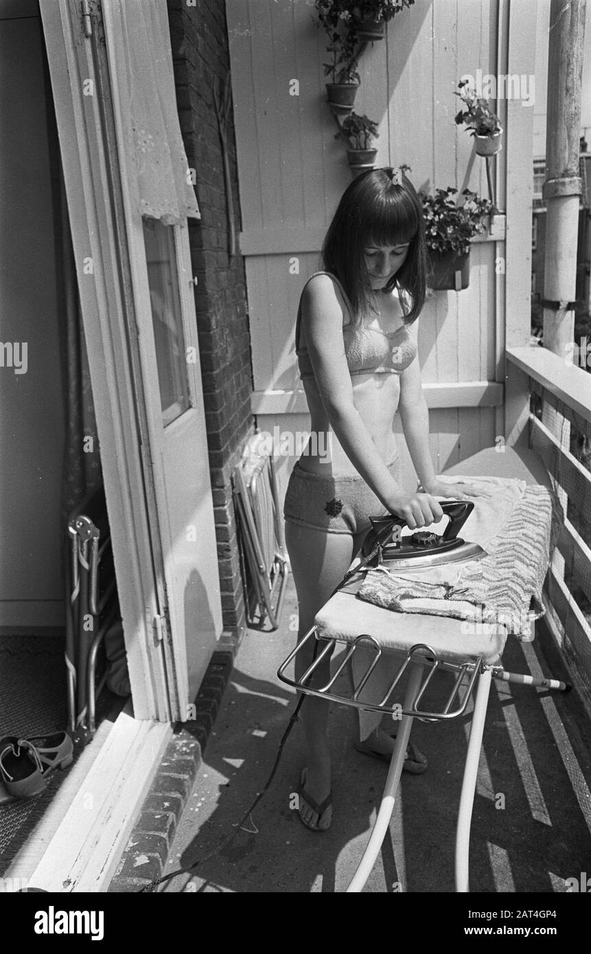 Jacqueline sta stirando sul balcone Data: 5 luglio 1968 Parole Chiave: Balconi, stiratura nome Della Persona: Jacqueline Foto Stock