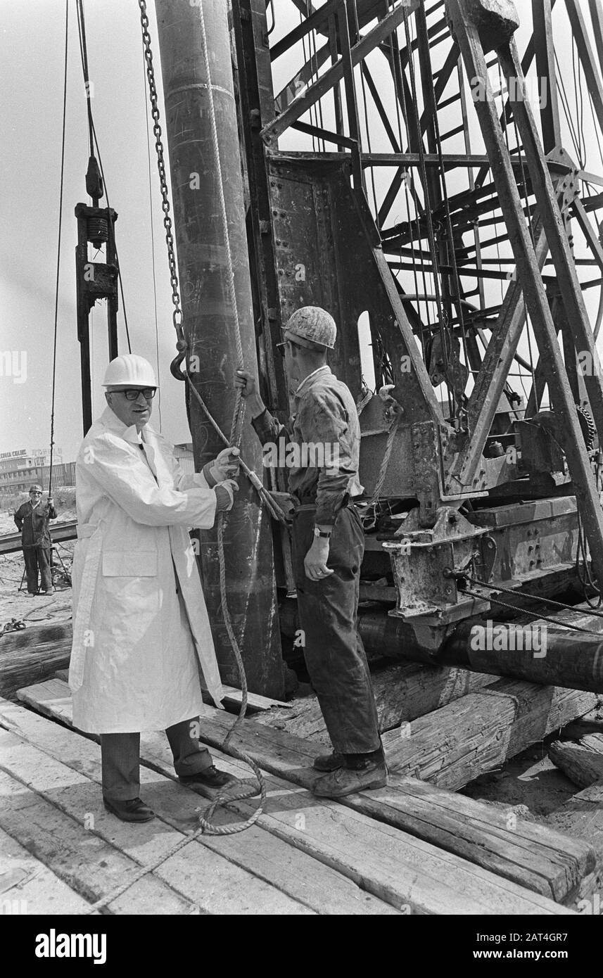 Alderman sig. F. H.C. van Wijck ha colpito il primo ufficio postale Gemeentewaterodotti a Sloterdijk Data: 9 giugno 1966 posizione: Amsterdam, Noord-Holland, Sloterdijk Foto Stock