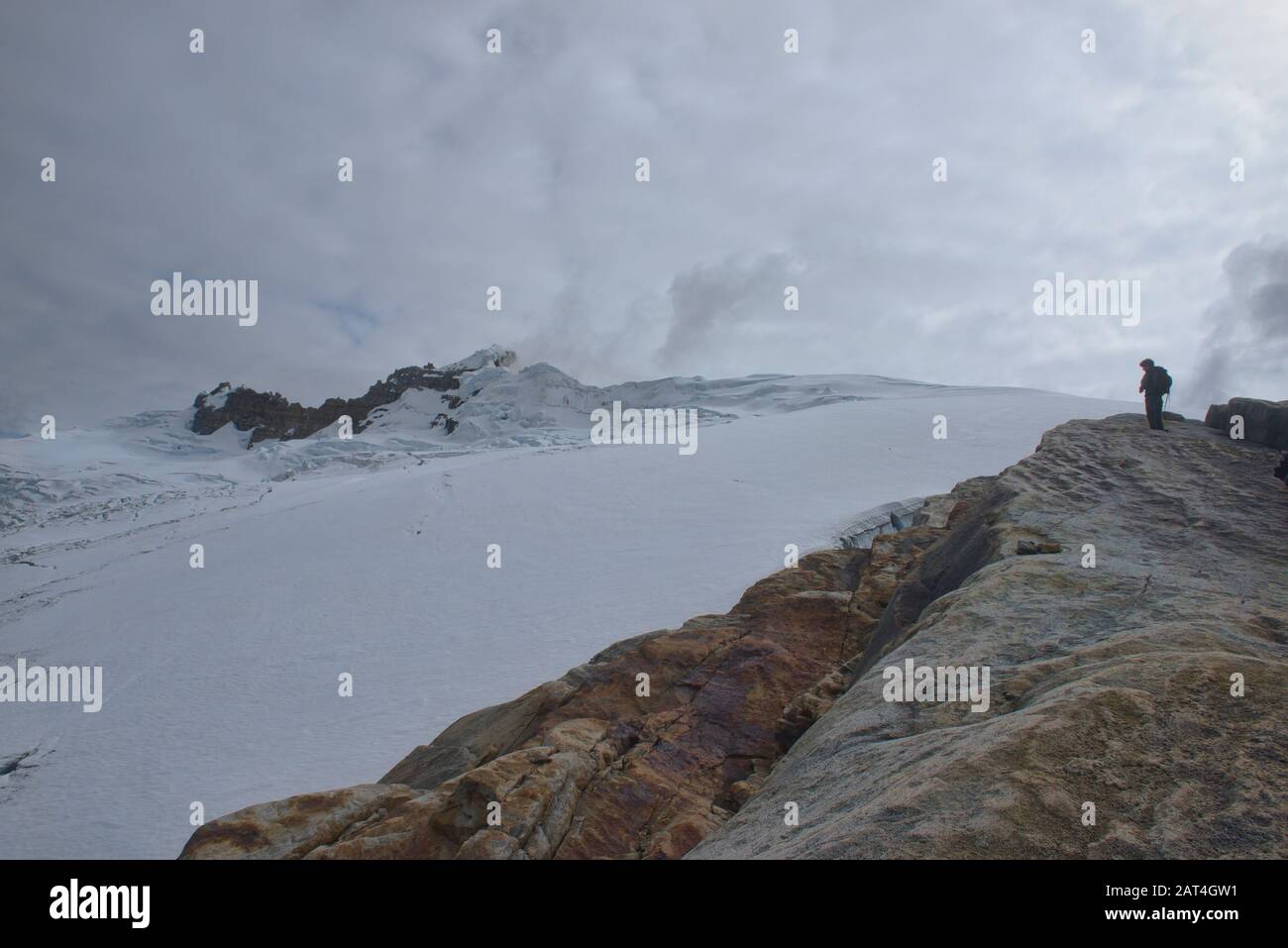 Scalatore Che Si Affaccia Sul Ghiacciaio Del Ritacuba, Il Parco Nazionale El Cocuy, Boyaca, Colombia Foto Stock