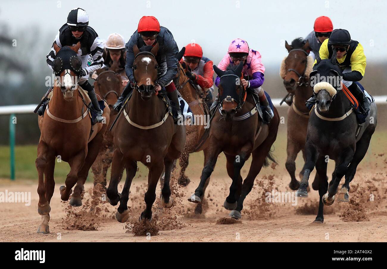 Lightning Attack (secondo fronte a sinistra) guidato da Andrew Mullin completa la curva finale prima di vincere il Bombardier Golden Beer handicap all'ippodromo di Southwell. Foto Stock