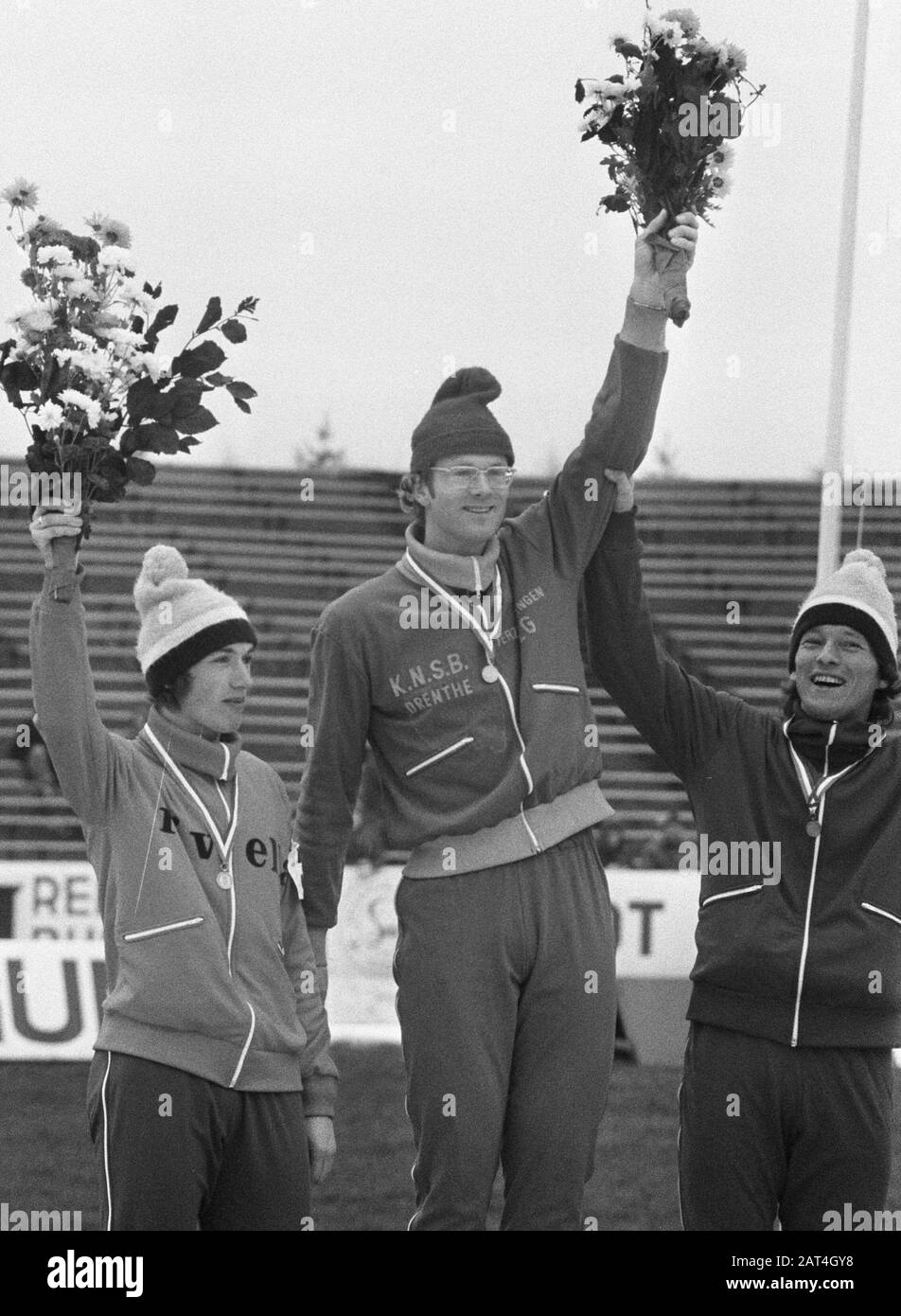 Campionati olandesi di pattinaggio, onorevoli colleghi, dilettanti ad Assen. Da l.n.r. Jan Bazen, Eppie Bleeker e John Olof con fiori dopo la cerimonia di premiazione; Foto Stock