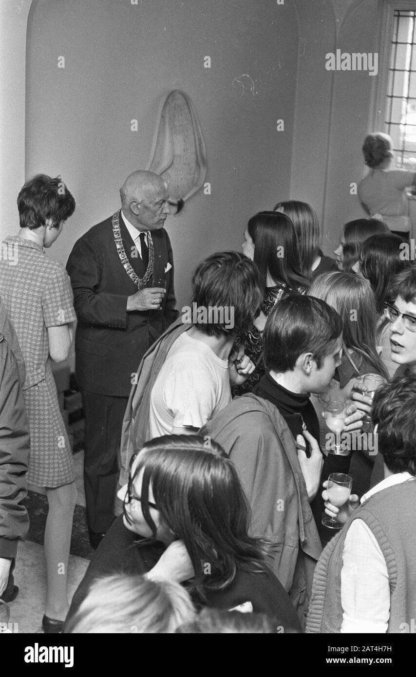 Alderman P.J. Carriage riceve i partecipanti inglesi e di Amsterdam nello scambio scolastico tra Amsterdam e Liverpool Data: 9 aprile 1969 Località: Amsterdam, Noord-Holland Parole Chiave: Partecipanti, ricevute, municipio Nome personale: Couts P.J. Foto Stock