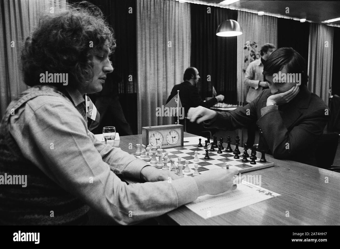 Torneo di Scacchi Interpolis a Tilburg Jan Timman (l) contro Anatoli Karpov Data: 13 novembre 1979 luogo: Noord-Brabant, Tilburg Parole Chiave: Scacchi, sport, tornei Nome personale: Karpov, Anatoli, Timman, Jan Foto Stock