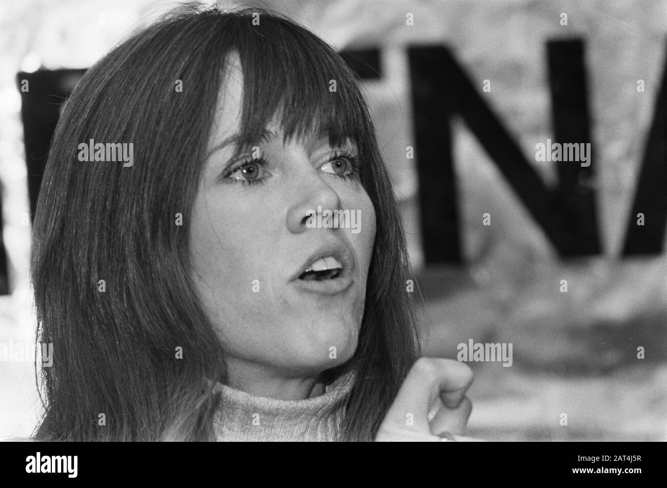 Jane fonda fa una conferenza stampa a TH a Delft per le promozioni del Vietnam; Jane fonda durante la conferenza stampa Data: 17 gennaio 1975 luogo: Delft, Zuid-Holland Parole Chiave: Attivisti, attrice, star del cinema, conferenze stampa, ritratti Nome personale: Fonda Jane Foto Stock