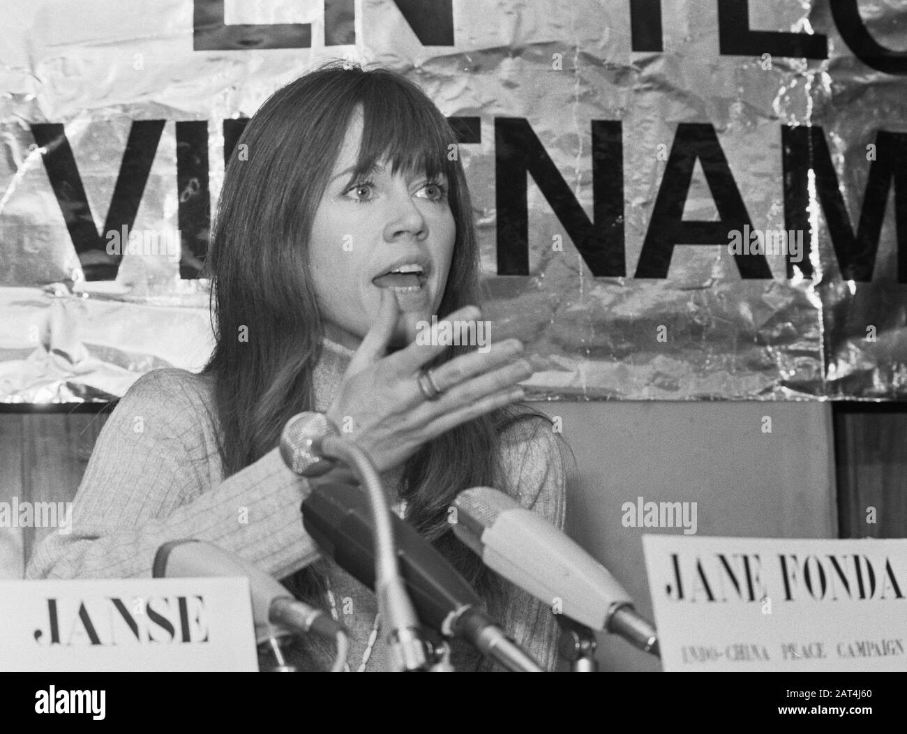 Jane fonda fa una conferenza stampa a TH a Delft per le azioni del Vietnam; Jane fonda durante una conferenza stampa; Foto Stock