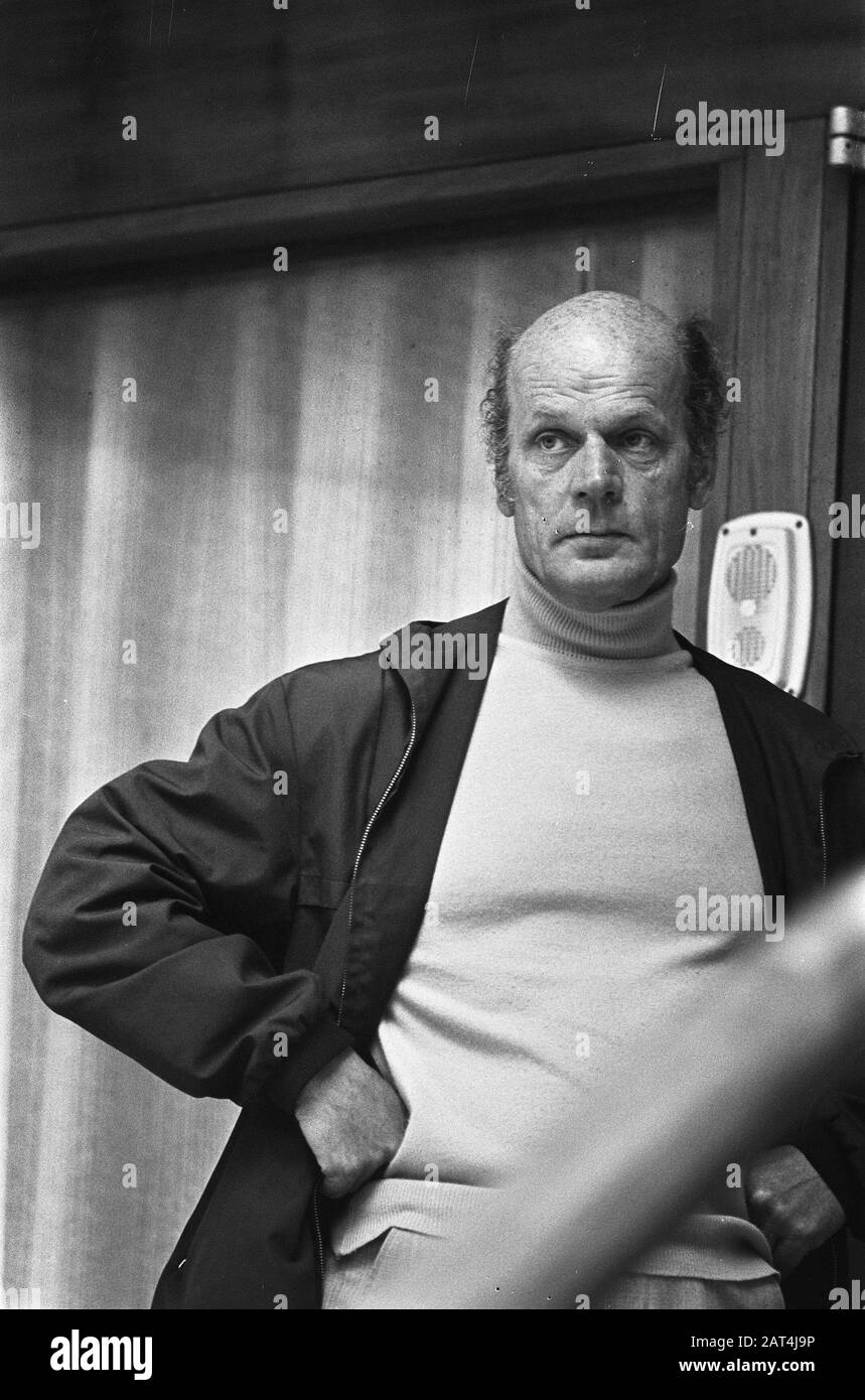 Japanner Furuya dalla prigione di Parigi volò a Schiphol con un aereo militare francese; nr. 13, commissario Van Andel della polizia dell'Aia Chi è la Data: 15 settembre 1974 Località: Noord-Holland, Schiphol Parole Chiave: Polizia, Commissari, personale militare Nome personale: Furuya, Van Andel Foto Stock