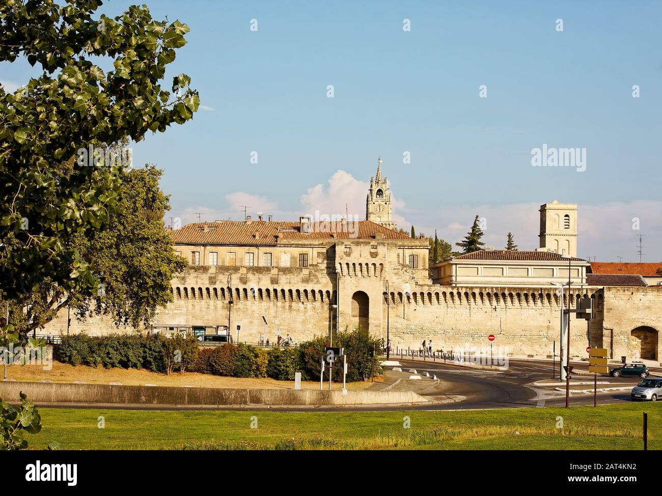 Paesaggio urbano; mura cittadine; edifici antichi; guglia della chiesa; strade; tetti di piastrelle; luce dorata, Provenza, Avignone, Francia, estate, orizzontale Foto Stock