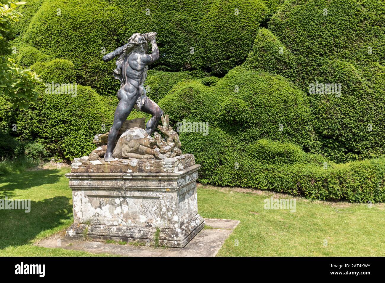 Statua di Ercole che uccide l'idrata, Powis Castle, Powys, Galles, Regno Unito Foto Stock