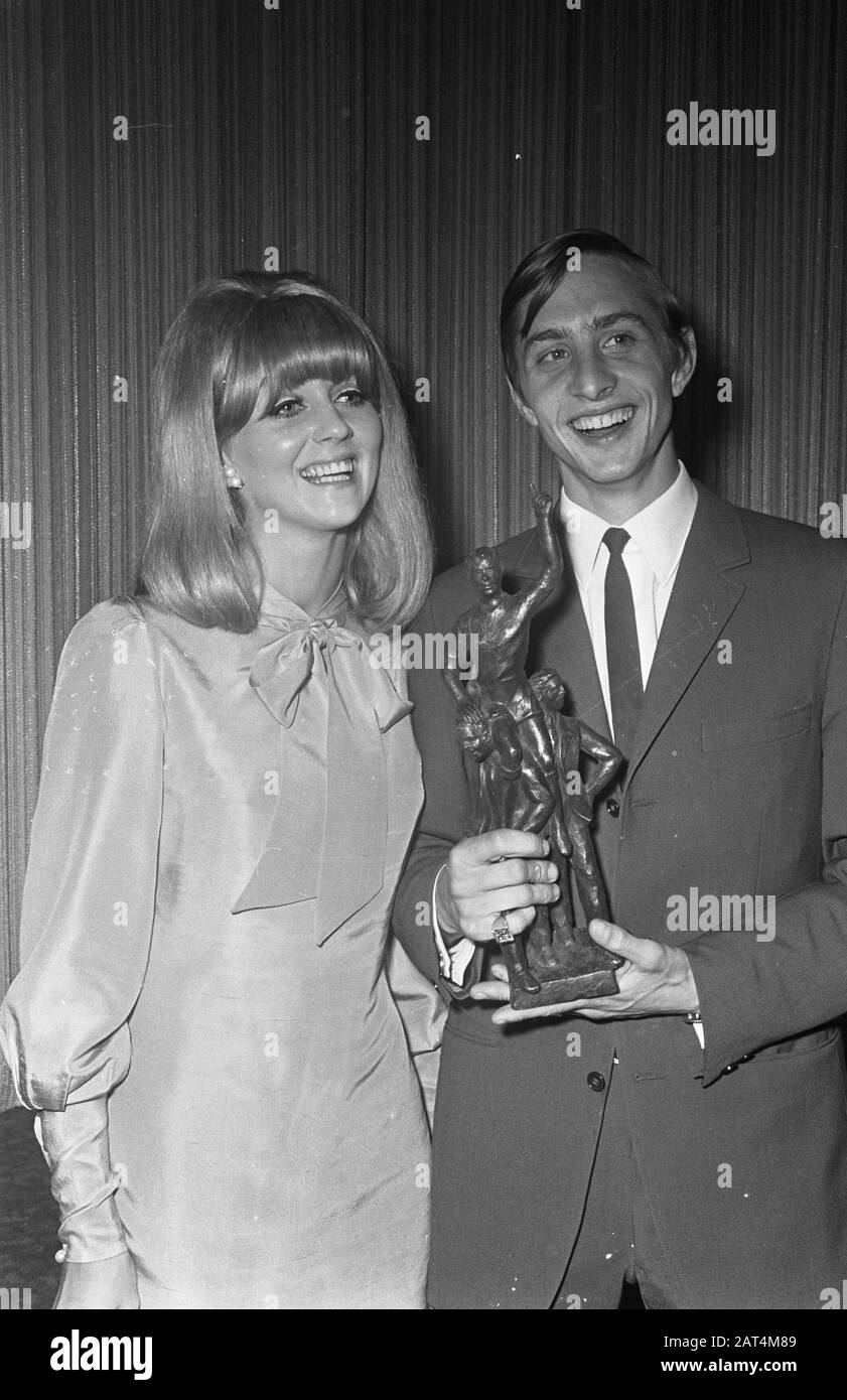 Johan Cruijff calciatore dell'anno. Cruijffie con figurine e fidanzata Danny Koster Data: 6 giugno 1968 Parole Chiave: Immagini, sport, calciatori Nome personale: Cruijff, Johan, Dabby Koster Foto Stock