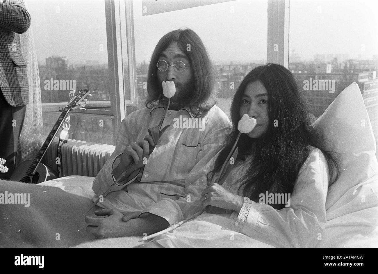 John Lennon e sua moglie Yoko Ono in luna di miele ad Amsterdam. John Lennon e Yoko Ono a letto all'Hilton Hotel Data: 25 Marzo 1969 posizione: Amsterdam, Noord-Holland Parole Chiave: Alberghi, lune di miele, musicisti, musica, cantanti Nome personale: Lennon, John, Ono, Yoko Foto Stock