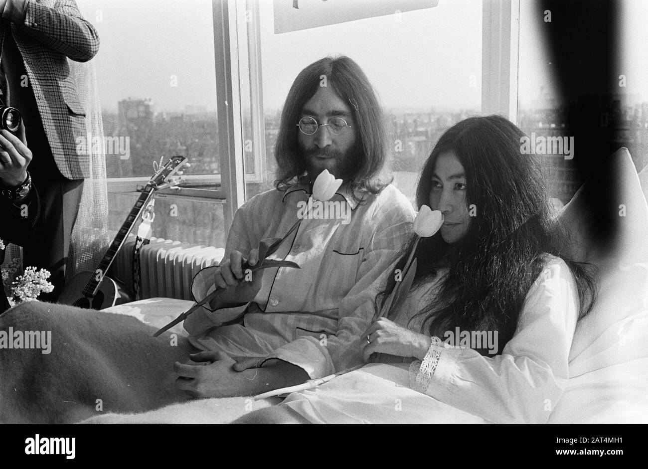 John Lennon e sua moglie Yoko Ono in luna di miele ad Amsterdam. John Lennon e Yoko Ono a letto all'Hilton Hotel Data: 25 Marzo 1969 posizione: Amsterdam, Noord-Holland Parole Chiave: Alberghi, lune di miele, musicisti, musica, cantanti Nome personale: Lennon, John, Ono, Yoko Foto Stock