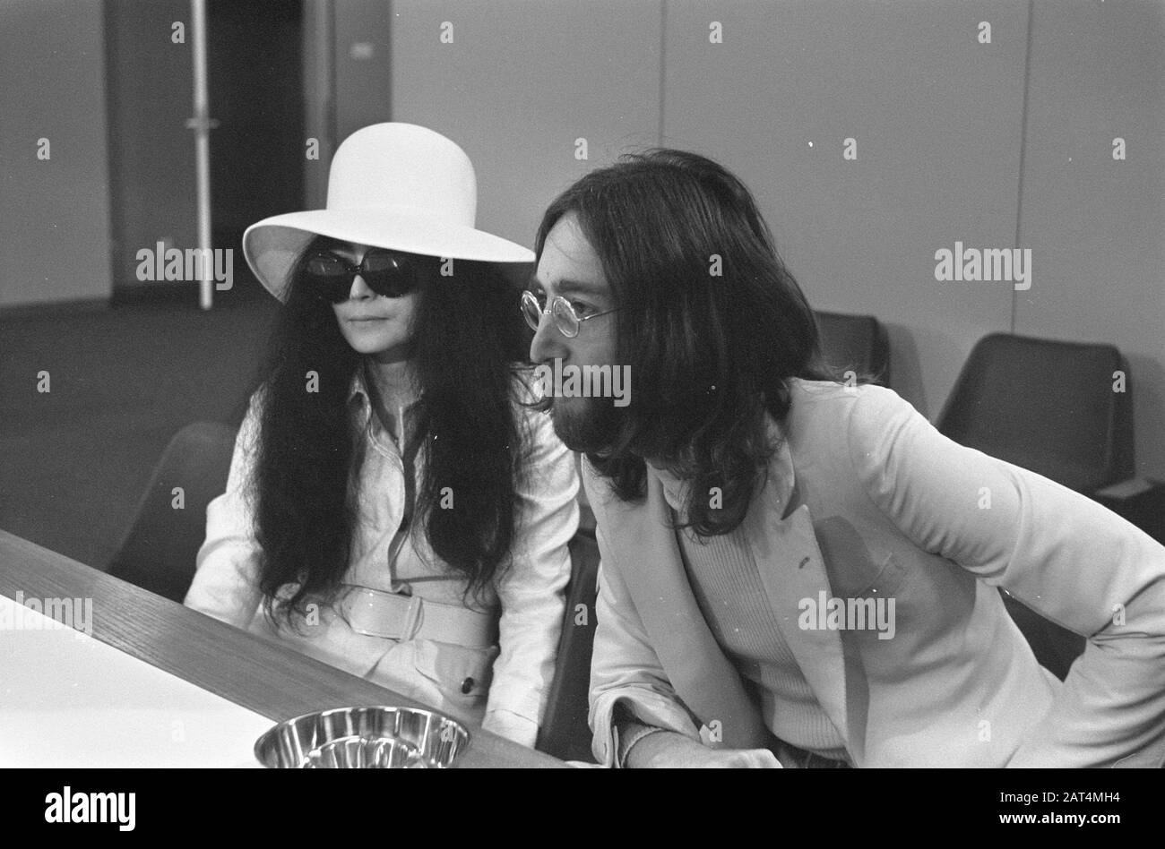 John Lennon e moglie Yoko Ono partono da Schiphol a Vienna nella sala partenze Data: 31 marzo 1969 Località: Noord-Holland, Schiphol Parole Chiave: Arrivo e partenza, coppie, musici, aeroporti Nome personale: Lennon, John, Ono, Yoko Foto Stock
