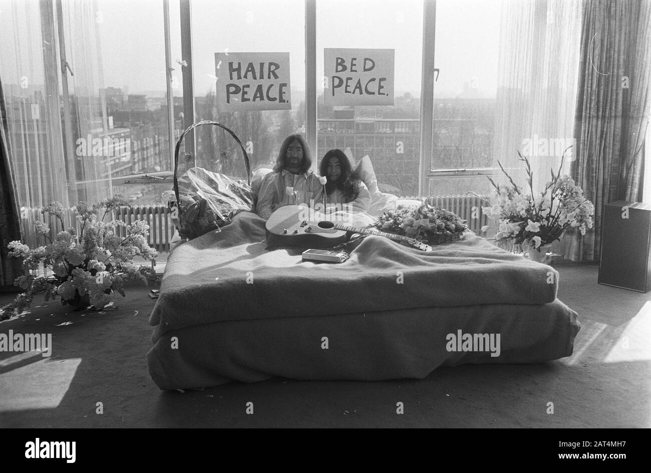 John Lennon e sua moglie Yoko Ono in luna di miele ad Amsterdam. John Lennon e Yoko Ono a letto all'Hilton Hotel Data: 25 Marzo 1969 posizione: Amsterdam, Noord-Holland Parole Chiave: Alberghi, lune di miele, musicisti, musica, cantanti Nome personale: Lennon, John, Ono, Yoko Foto Stock