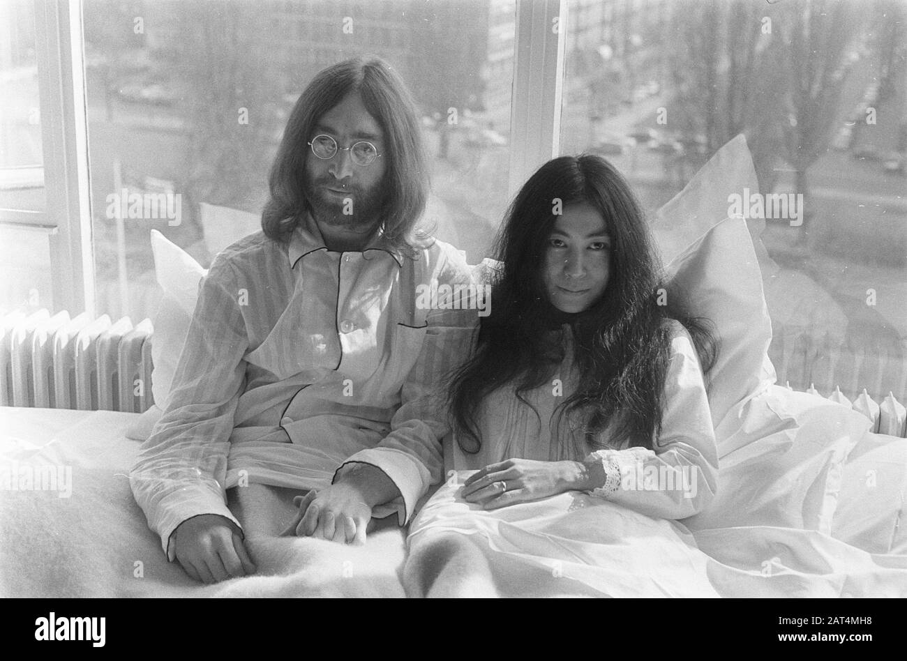 John Lennon e sua moglie Yoko Ono in luna di miele ad Amsterdam. John Lennon e Yoko Ono a letto all'Hilton Hotel Data: 25 Marzo 1969 posizione: Amsterdam, Noord-Holland Parole Chiave: Alberghi, lune di miele, musicisti, musica, cantanti Nome personale: Lennon, John, Ono, Yoko Foto Stock