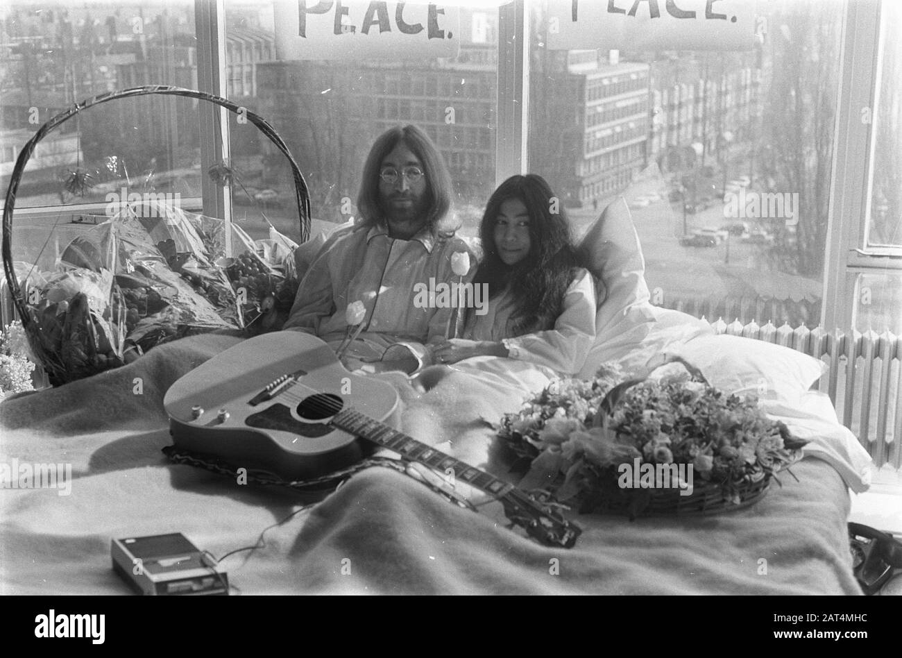 John Lennon e sua moglie Yoko Ono in luna di miele ad Amsterdam. John Lennon e Yoko Ono a letto all'Hilton Hotel Data: 25 Marzo 1969 posizione: Amsterdam, Noord-Holland Parole Chiave: Alberghi, lune di miele, musicisti, musica, cantanti Nome personale: Lennon, John, Ono, Yoko Foto Stock