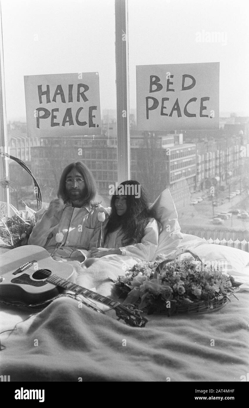 John Lennon e sua moglie Yoko Ono in luna di miele ad Amsterdam. John Lennon e Yoko Ono a letto all'Hilton Hotel Data: 25 Marzo 1969 posizione: Amsterdam, Noord-Holland Parole Chiave: Alberghi, lune di miele, musicisti, musica, cantanti Nome personale: Lennon, John, Ono, Yoko Foto Stock