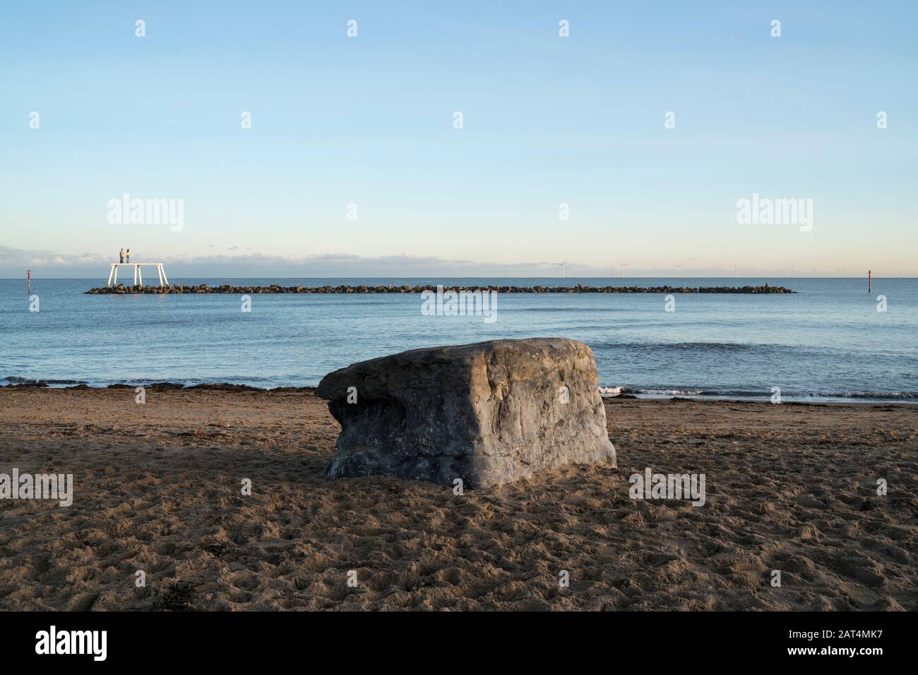 Newbiggin-by-the-Sea, Sean Henry scultura coppia e l'età del ghiaccio Hunkleton pietra, Northumberland. Foto Stock