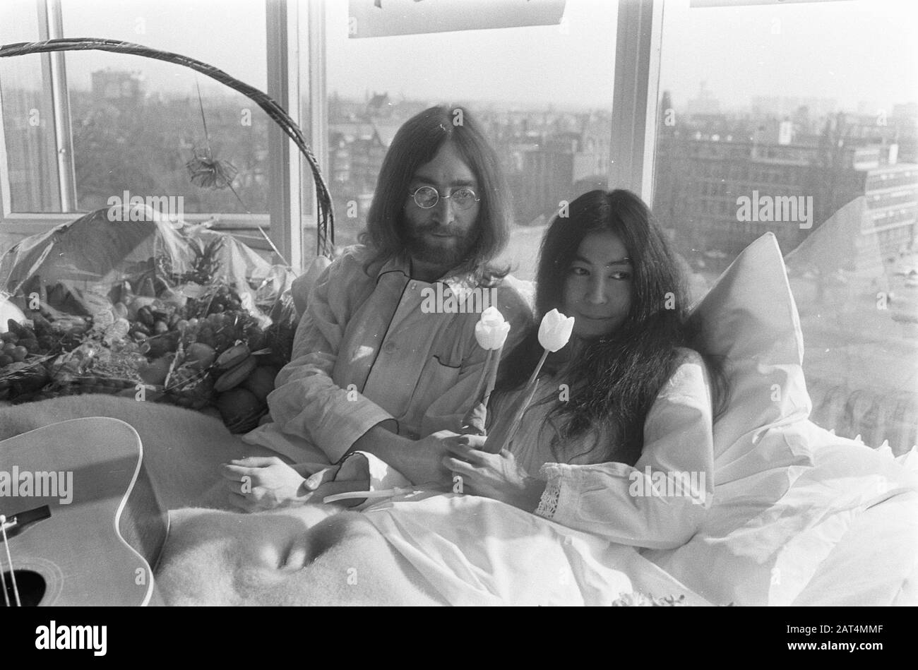 John Lennon e sua moglie Yoko Ono in luna di miele ad Amsterdam. John Lennon e Yoko Ono a letto all'Hilton Hotel Data: 25 Marzo 1969 posizione: Amsterdam, Noord-Holland Parole Chiave: Alberghi, lune di miele, musicisti, musica, cantanti Nome personale: Lennon, John, Ono, Yoko Foto Stock