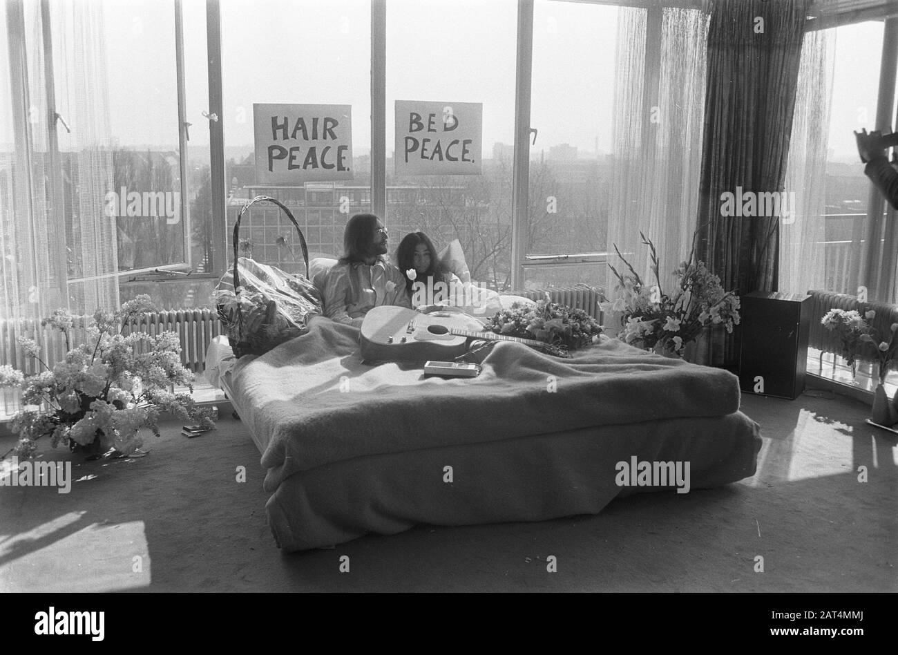 John Lennon e sua moglie Yoko Ono in luna di miele ad Amsterdam. John Lennon e Yoko Ono a letto all'Hilton Hotel Data: 25 Marzo 1969 posizione: Amsterdam, Noord-Holland Parole Chiave: Alberghi, lune di miele, musicisti, musica, cantanti Nome personale: Lennon, John, Ono, Yoko Foto Stock