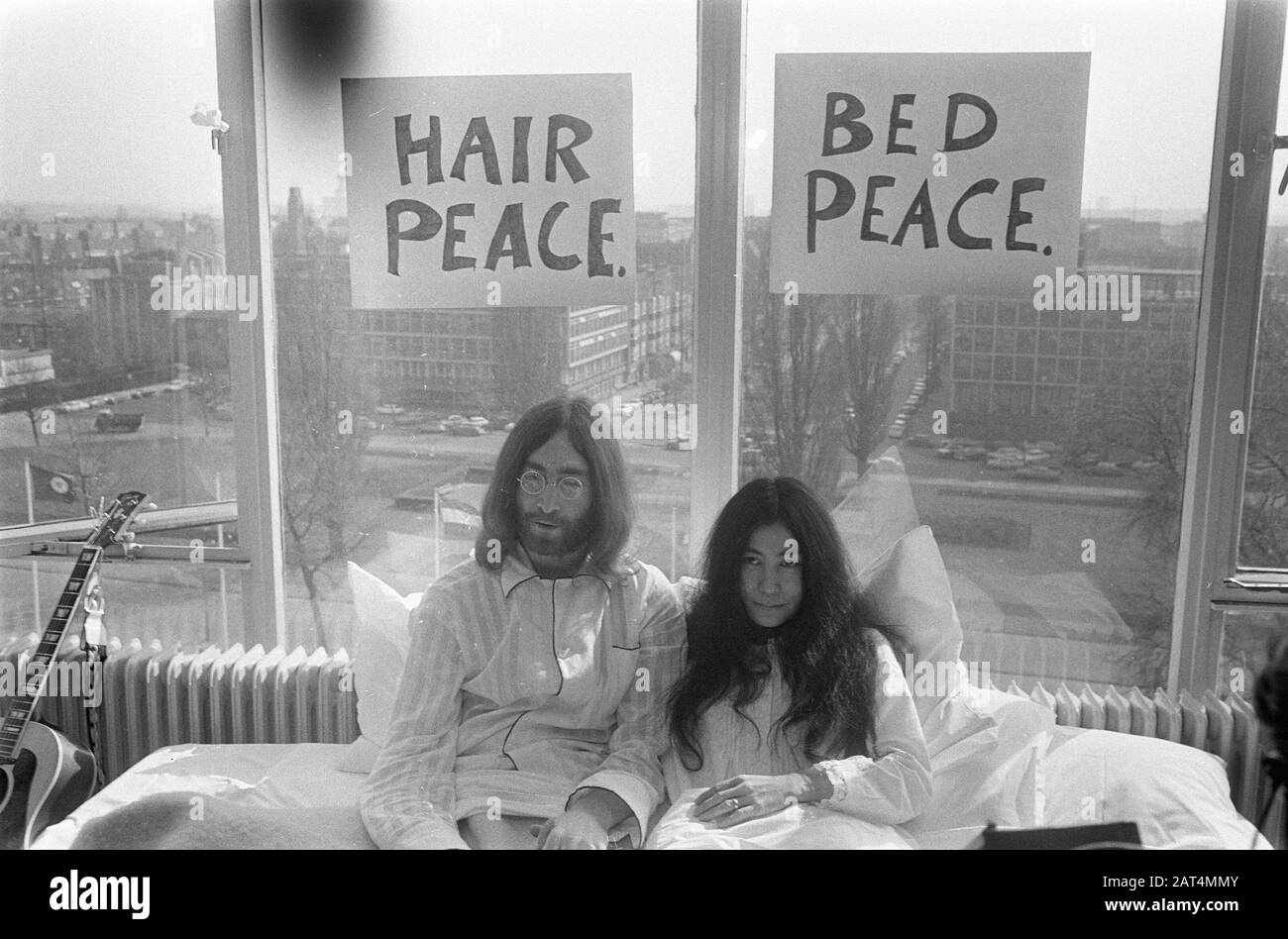 John Lennon e sua moglie Yoko Ono in luna di miele ad Amsterdam. John Lennon e Yoko Ono a letto all'Hilton Hotel Data: 25 Marzo 1969 posizione: Amsterdam, Noord-Holland Parole Chiave: Alberghi, lune di miele, musicisti, musica, cantanti Nome personale: Lennon, John, Ono, Yoko Foto Stock