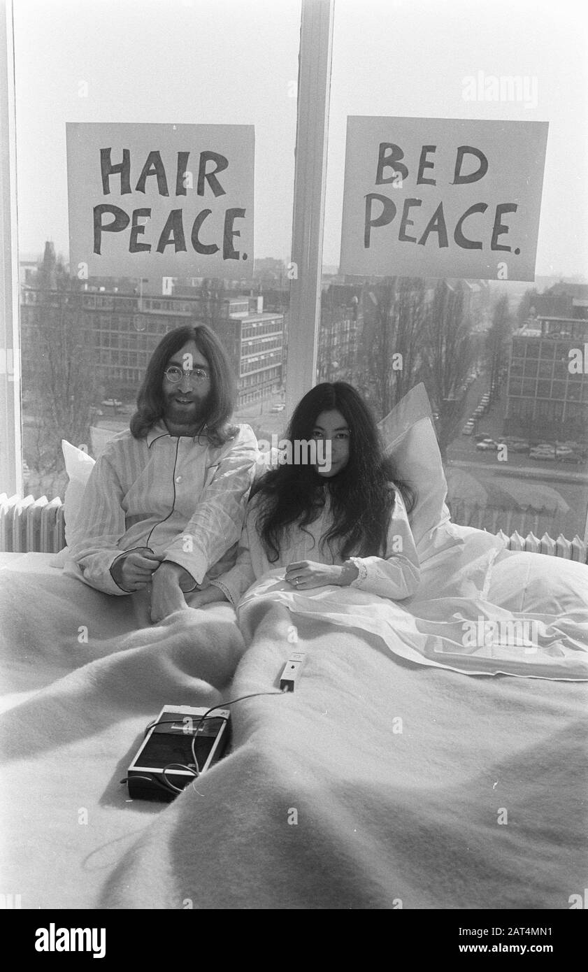 John Lennon e sua moglie Yoko Ono in luna di miele ad Amsterdam. John Lennon e Yoko Ono a letto all'Hilton Hotel Data: 25 Marzo 1969 posizione: Amsterdam, Noord-Holland Parole Chiave: Alberghi, lune di miele, musicisti, musica, cantanti Nome personale: Lennon, John, Ono, Yoko Foto Stock