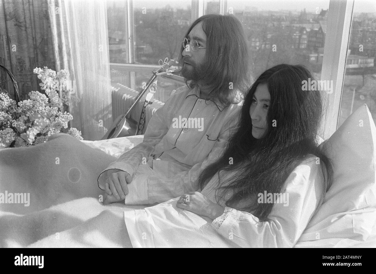 John Lennon e sua moglie Yoko Ono in luna di miele ad Amsterdam. John Lennon e Yoko Ono a letto all'Hilton Hotel Data: 25 Marzo 1969 posizione: Amsterdam, Noord-Holland Parole Chiave: Alberghi, lune di miele, musicisti, musica, cantanti Nome personale: Lennon, John, Ono, Yoko Foto Stock