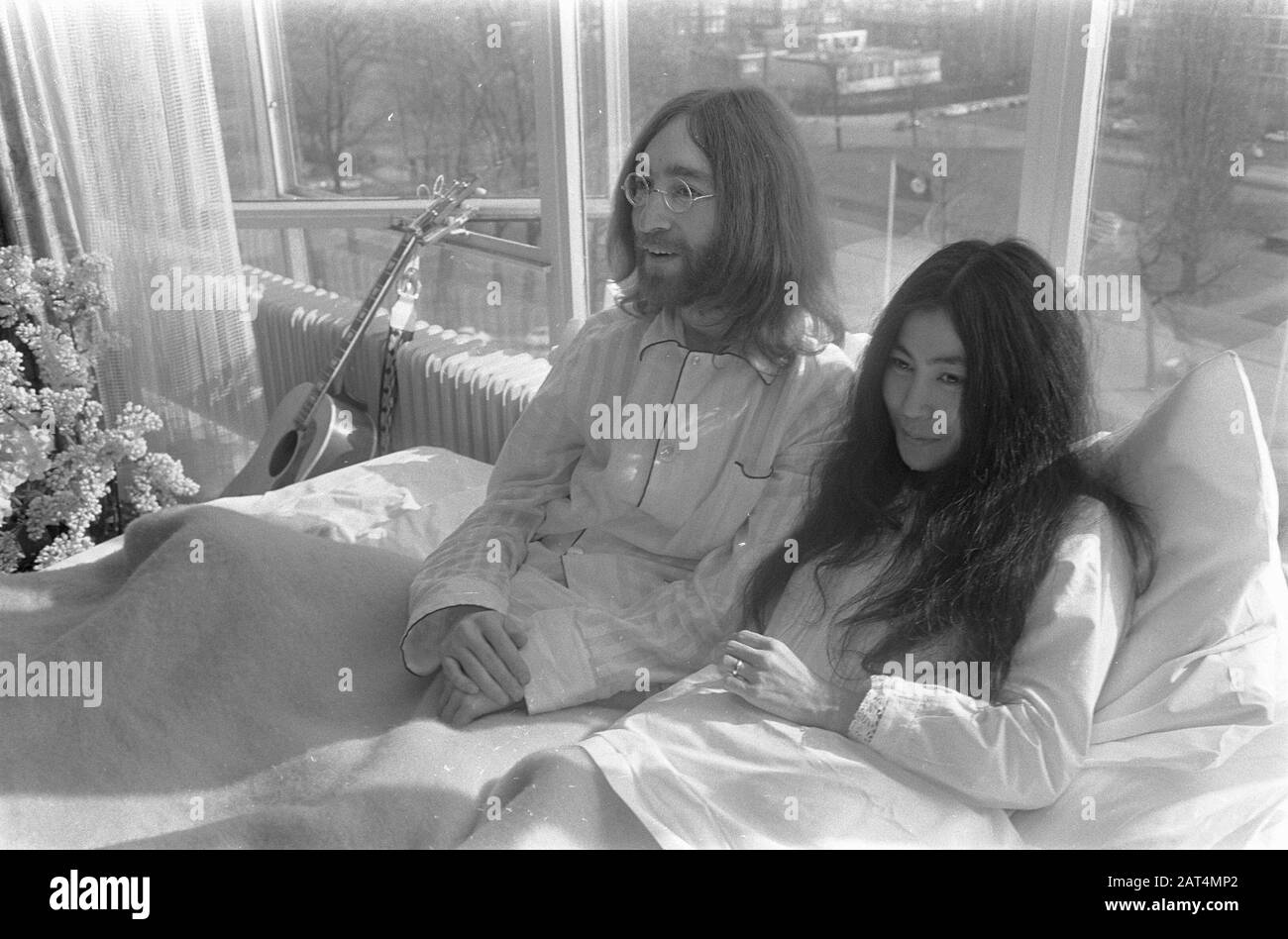 John Lennon e sua moglie Yoko Ono in luna di miele ad Amsterdam. John Lennon e Yoko Ono a letto all'Hilton Hotel Data: 25 Marzo 1969 posizione: Amsterdam, Noord-Holland Parole Chiave: Alberghi, lune di miele, musicisti, musica, cantanti Nome personale: Lennon, John, Ono, Yoko Foto Stock