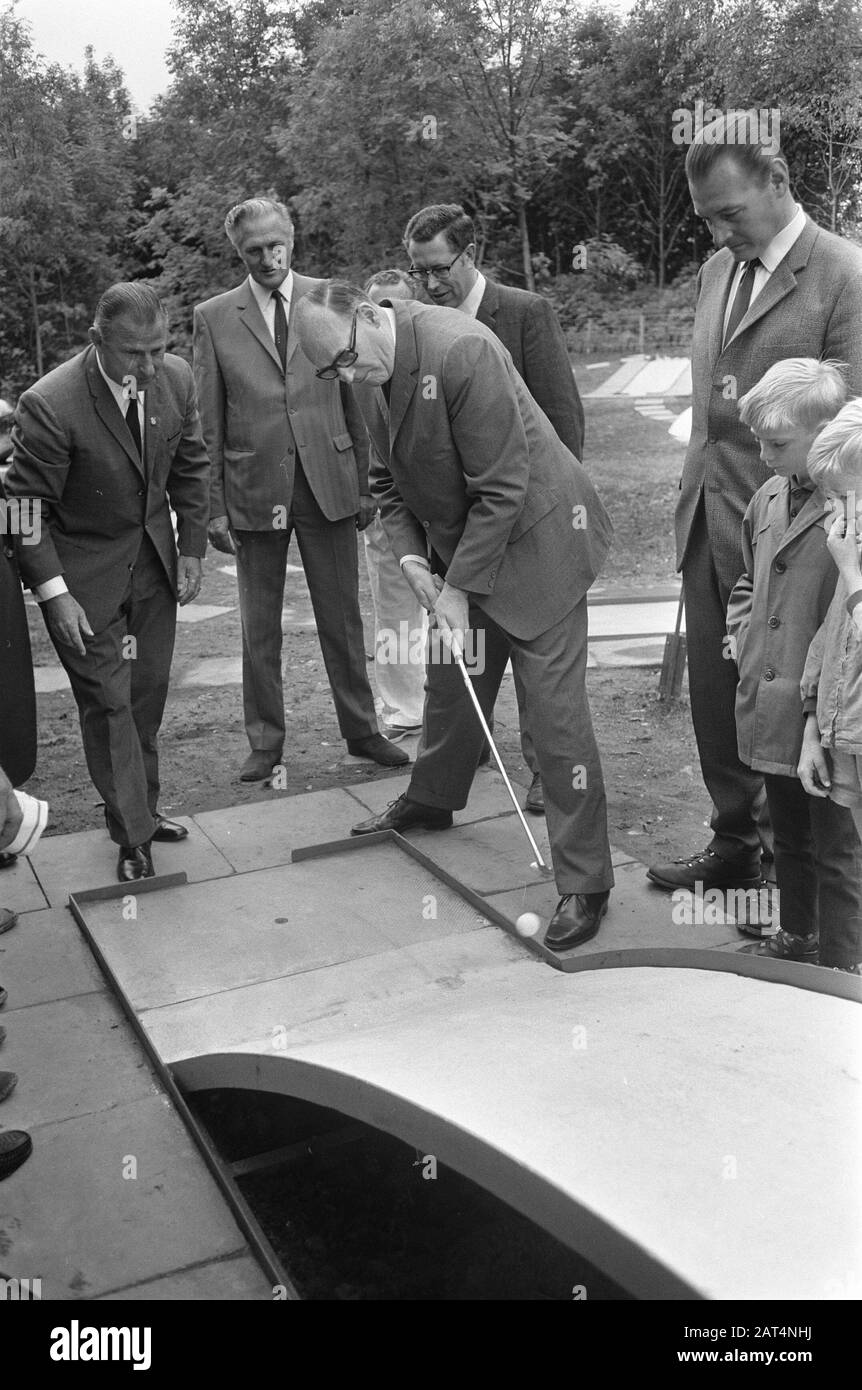 Campo da minigolf presso lo Sloterplas aperto Alderman cittadini di oggi: 12 luglio 1969 posizione: Amsterdam, Noord-Holland Parole Chiave: Minigolf, aldermen Nome utente: Vinej, Harry : Unknown/Anefo Foto Stock