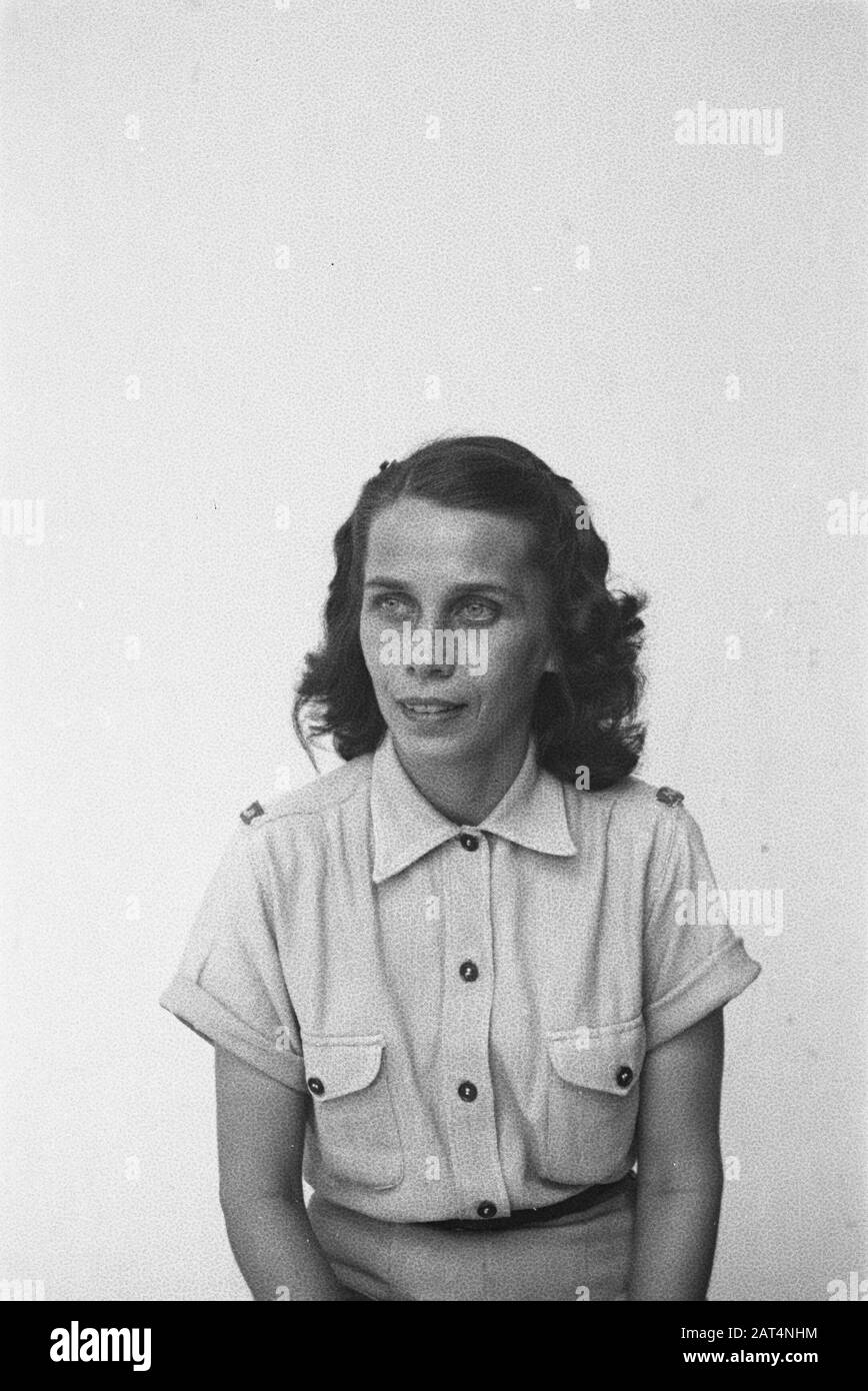 Passaporto Foto II [giovane donna in uniforme con spalla emblema NIWA] Annotazione: Niwa = Nazionale Sforzo Welfare Artisti (Dutch Indian Welfare) Data: 1947 Località: Indonesia, Dutch East Indie Foto Stock