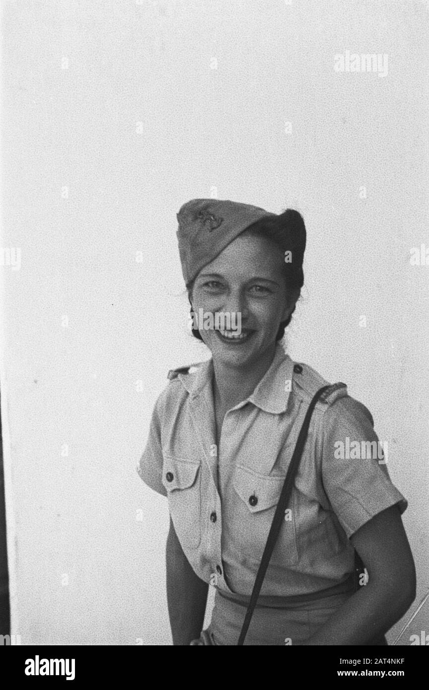 Passaporto Foto II [giovane donna in uniforme con spalla emblema NIWA] Annotazione: Niwa = Nazionale Sforzo Welfare Artisti (Dutch Indian Welfare) Data: 1947 Località: Indonesia, Dutch East Indie Foto Stock