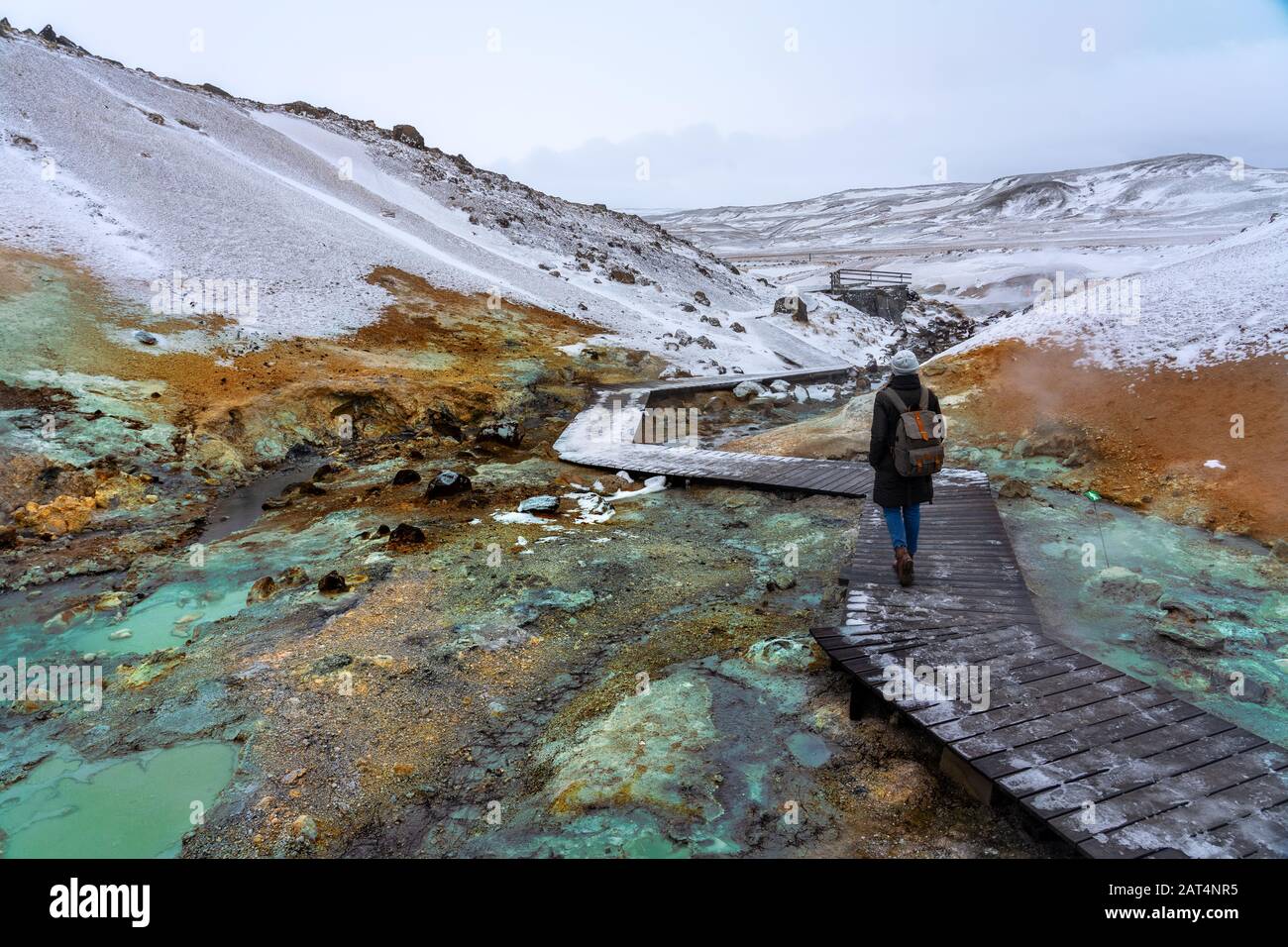 Donna turistica sul percorso del pittoresco krysuvik seltun sulla penisola di reykjavik in Islanda Foto Stock