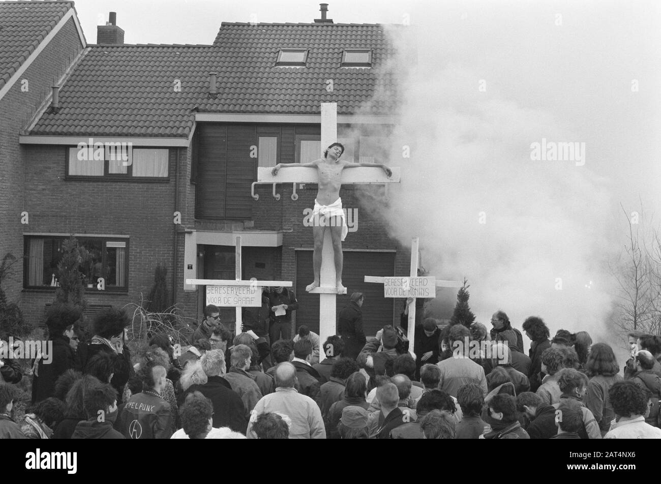 Giovani che manifestano con croci e Gesù nel giardino del Segretario di Stato De Graaf Data: 1 aprile 1988 Parole Chiave: Gioventù, dimostrazioni Nome personale: Segretario di Stato De Graaf Foto Stock