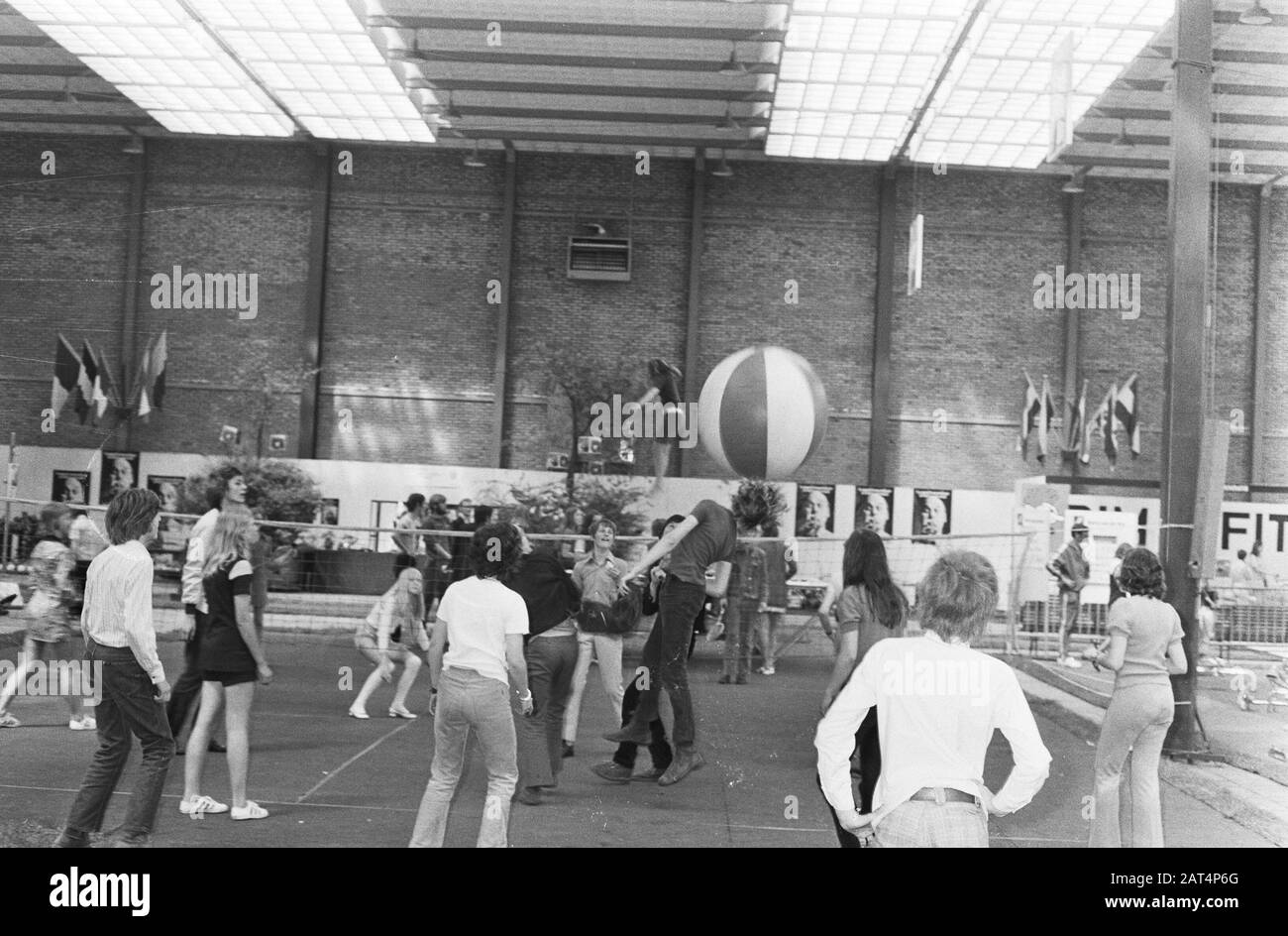 Manifestazione ambientale vita e benessere nei Jaarbeurs di Utrecht giovani che giocano con una palla Data: 13 maggio 1971 Località: Utrecht (prov.), Utrecht (città) Parole Chiave: Gioventù, eventi, ambiente, giochi Foto Stock