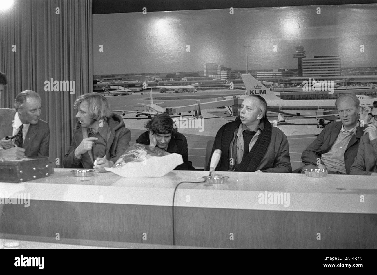 Giornalisti e sacerdoti sono tornati dal Cile dopo il colpo di stato militare a Schiphol Data: 1 ottobre 1973 Località: Noord-Holland, Schiphol Parole Chiave: JOURNALISS, PRIESTRI Foto Stock