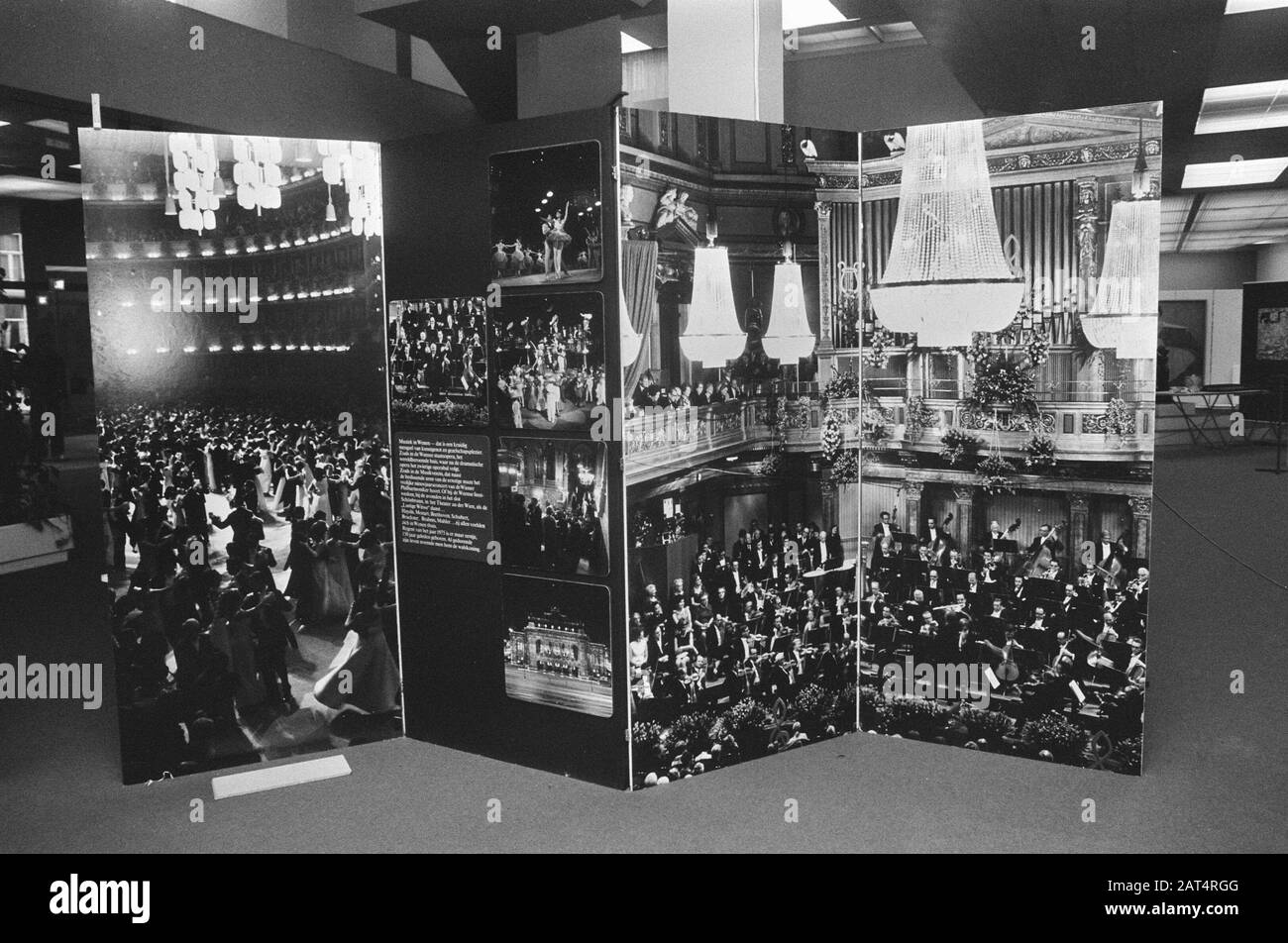 Art Nouveau in Van Goghmuseum Amsterdam, panoramica della mostra Data: 12 marzo 1975 luogo: Amsterdam, Noord-Holland Parole Chiave: Panoramiche, mostre Nome dell'istituto: Rijksmuseum Vincent van Gogh Foto Stock