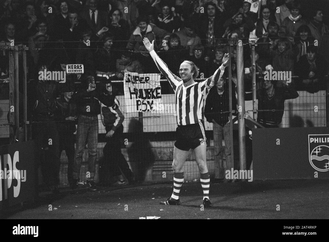 Football PSV contro Ajax: 3-0 Cheering Ruud Geels Data: 24 ottobre 1981 luogo: Eindhoven, Noord-Brabant Parole Chiave: Sport, calcio, calciatori Nome personale: Geels, Ruud Foto Stock